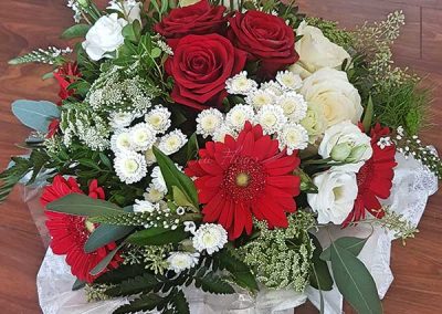 bouquet-deuil-fleurs-rouge-roses