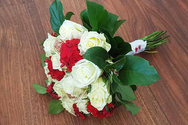 Bouquet de mariée blanc et rouge