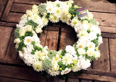 Couronne de deuil avec des fleurs blanches