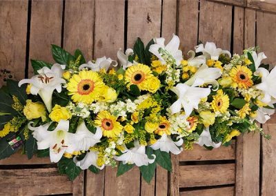 raquette-deuil-fleurs-jaune-blanche