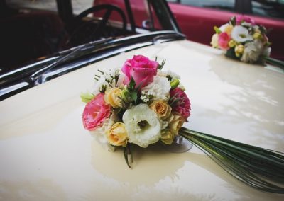 voiture-decoration-fleurs-bouquet-mariage